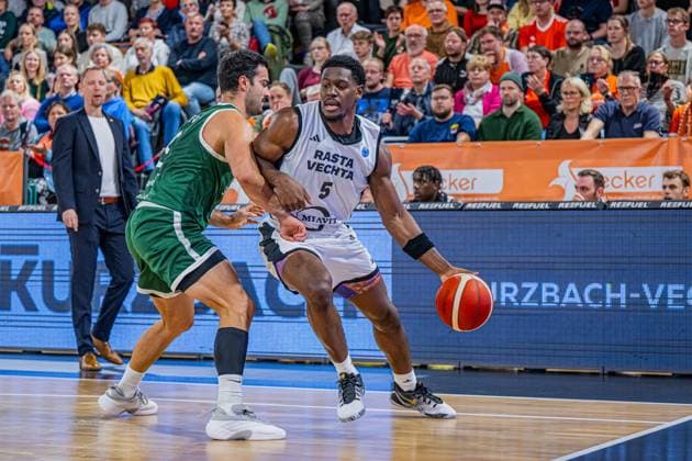 Basketball FIBA Europe Cup, Season 2025 2026, Men, Main round, Group stage, 2 Matchday, 22 10 2025, RASTA Vechta Sporting CP Lisabon TJ Bamba 5 RASTA Vechta in action Vechta RASTA Dome Lower Saxony Germany