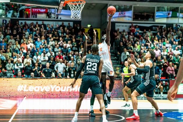 Chemnitz, Germany October 22, 2025 BKT EuroCup 2025 2026 Niners Chemnitz vs London Lions Pictured from left in duel Kameron McGusty Lions and Amadou Sow 99 at the basket Copyright: xFotostandx xNachtigallx