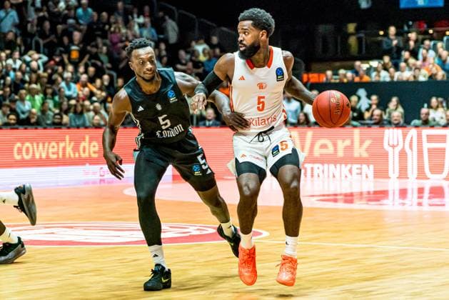 Chemnitz, Germany October 22, 2025 BKT EuroCup 2025 2026 Niners Chemnitz vs London Lions Pictured from left in duel Amin Adamu Lions and Corey Davis 99 Copyright: xFotostandx xNachtigallx