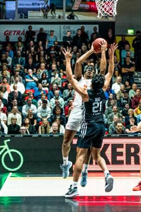 Chemnitz, Germany October 22, 2025 BKT EuroCup 2025 2026 Niners Chemnitz vs London Lions In the picture from left in the duel Kostja Mushidi 99 and Aaryn Rai Lions at the basket Copyright: xFotostandx xNachtigallx
