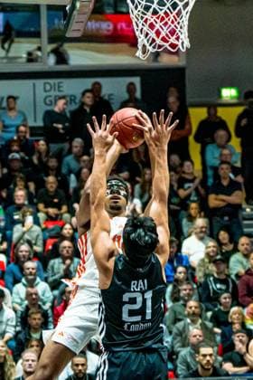 Chemnitz, Germany October 22, 2025 BKT EuroCup 2025 2026 Niners Chemnitz vs London Lions In the picture from left in the duel Kostja Mushidi 99 and Aaryn Rai Lions at the basket Copyright: xFotostandx xNachtigallx