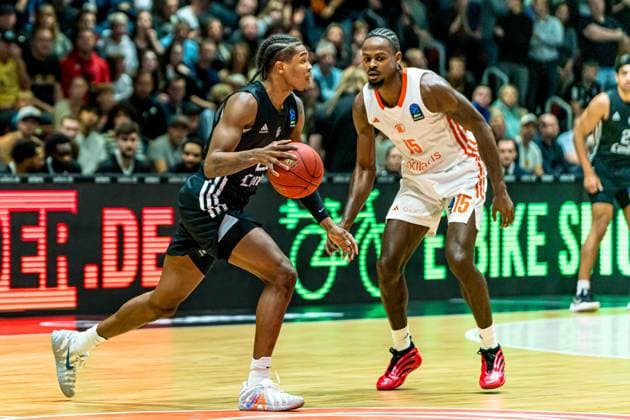 Chemnitz, Germany October 22, 2025 BKT EuroCup 2025 2026 Niners Chemnitz vs London Lions Pictured from left in duel Kameron McGusty Lions and Ty Brewer 99 Copyright: xFotostandx xNachtigallx