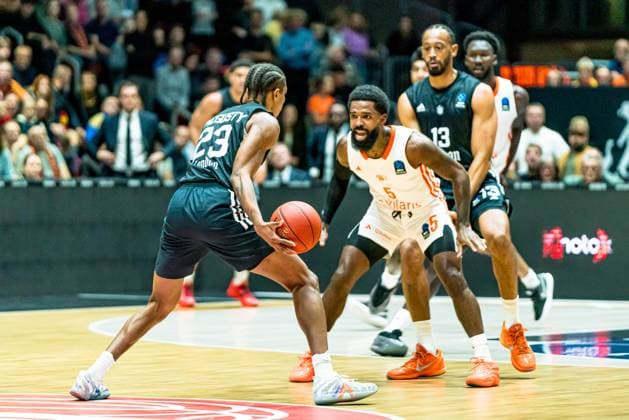 Chemnitz, Germany October 22, 2025 BKT EuroCup 2025 2026 Niners Chemnitz vs London Lions Pictured from left in duel Kameron McGusty Lions , Corey Davis 99 and Johnathan Williams III Lions Copyright: xFotostandx xNachtigallx