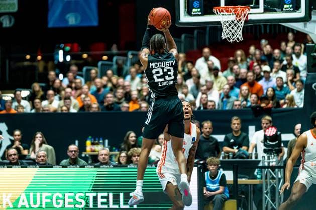 Chemnitz, Germany October 22, 2025 BKT EuroCup 2025 2026 Niners Chemnitz vs London Lions Pictured from left in duel Kameron McGusty Lions and Kevin Yebo 99 at basket Copyright: xFotostandx xNachtigallx