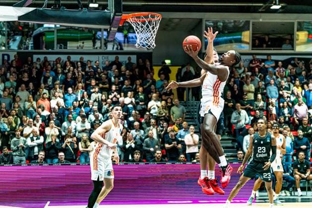 Chemnitz, Germany October 22, 2025 BKT EuroCup 2025 2026 Niners Chemnitz vs London Lions In the picture from left in the duel Ty Brewer 99 and Joel Scott Lions at the basket Copyright: xFotostandx xNachtigallx
