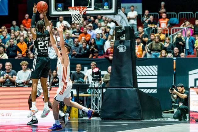 Chemnitz, Germany October 22, 2025 BKT EuroCup 2025 2026 Niners Chemnitz vs London Lions Pictured from left in a duel Kameron McGusty Lions and Yordan Minchev 99 Copyright: xFotostandx xNachtigallx
