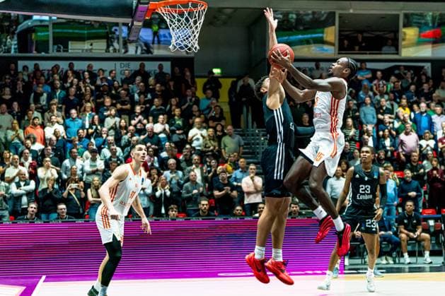 Chemnitz, Germany October 22, 2025 BKT EuroCup 2025 2026 Niners Chemnitz vs London Lions In the picture from left in the duel Joel Scott Lions and Ty Brewer 99 at the basket Copyright: xFotostandx xNachtigallx