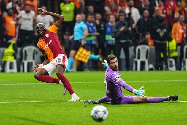Galatasaray v Bodo Glimt - UEFA Champions League ISTANBUL, TURKIYE - OCTOBER 22: Victor Osimhen (L) of Galatasaray in action against Nikita Khaikin (R) of Bodo Glimt during the UEFA Champions League third-week football match between Galatasaray and Bodo Glimt at RAMS Park in Istanbul, Turkiye on October 22, 2025. Bünyamin Çelik Anadolu Istanbul Turkey. Editorial use only. Please get in touch for any other usage.  Copyright: x2025xAnadoluxBünyaminxÃ‡elikx