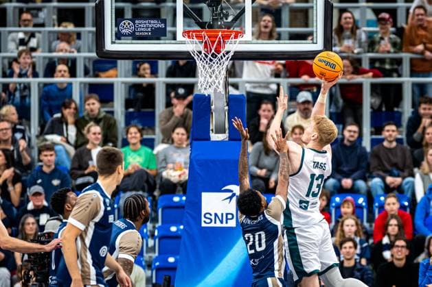 Matthias Tass (13; Legia Warszawa) attempts a jump shot over Michael Weathers (20; MLP Academics Heidelberg) Basketball Champions League: MLP Academics Heidelberg – Legia Warszawa, 22.10.2025 at SNP-Dome, Heidelberg. Baden-Württemberg Deutschland Copyright: xBEAUTIFULxSPORTS Gelhardtx