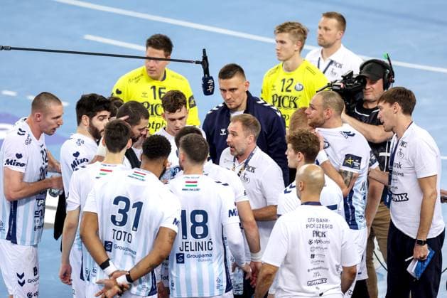 HC Zagreb v OTP Bank Pick Szeged: EHF Champions League Team Pick Szeged during time-out during the Men s EHF Champions League group B match between HC Zagreb and OTP Bank Pick Szeged at Arena Zagreb on October 22, 2025. in Zagreb, Croatia.  IgorxKralj PIXSELL