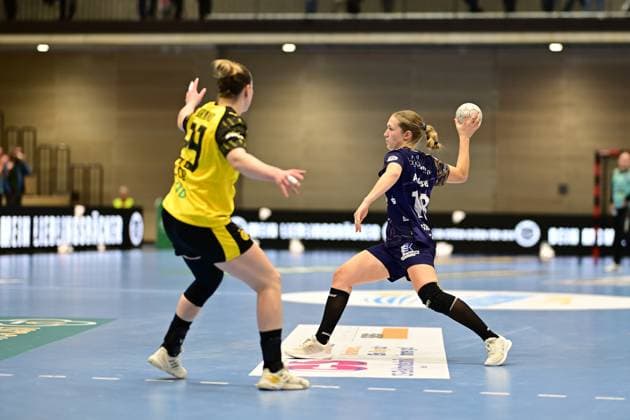 Handball I Women I Season 2025 2026 I 1 HBF I 6 Matchday I Buxtehuder SV Borussia Dortmund I 22 10 2025 Emma Olsson 29, Borussia Dortmund Johanna Andresen 18, Buxtehuder Sportverein Buxtehude Halle Nord Lower Saxony Germany Copyright: xLobeca FelixxSchlikisx