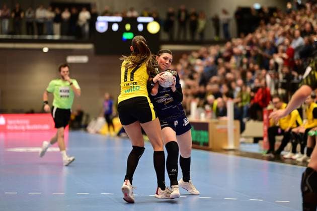 Handball I Women I Season 2025 2026 I 1 HBF I 6 Matchday I Buxtehuder SV Borussia Dortmund I 22 10 2025 Alicia Langer 17, Borussia Dortmund Anika Hampel 10, Buxtehuder Sportverein Buxtehude Halle Nord Lower Saxony Germany Copyright: xLobeca FelixxSchlikisx