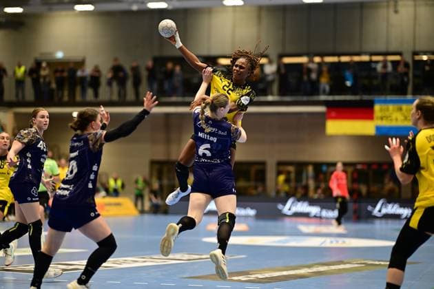 Handball I Women I Season 2025 2026 I 1 HBF I 6 Matchday I Buxtehuder SV Borussia Dortmund I 22 10 2025 Aida Mittag 6, Buxtehuder Sportverein v Deborah Lassource 22, Borussia Dortmund Buxtehude Halle Nord Niedersachsen Germany Copyright: xLobeca FelixxSchlikisx