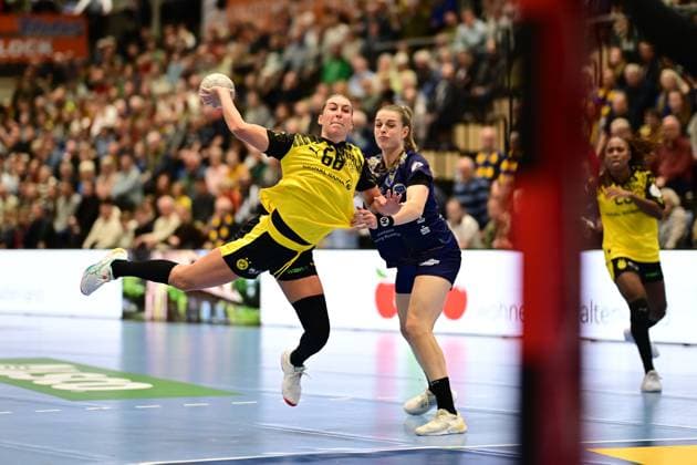 Handball I Women I Season 2025 2026 I 1 HBF I 6 Matchday I Buxtehuder SV Borussia Dortmund I 22 10 2025 Dana Bleckmann 66, Borussia Dortmund Isabelle Dölle 11, Buxtehuder Sportverein Buxtehude Halle Nord Niedersachsen Germany Copyright: xLobeca FelixxSchlikisx