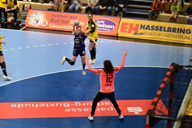 Handball I Women I Season 2025 2026 I 1 HBF I 6 Matchday I Buxtehuder SV Borussia Dortmund I 22 10 2025 Lilli Frey 8, Buxtehuder Sportverein Sarah Wachter 12, Borussia Dortmund Buxtehude Halle Nord Lower Saxony Germany Copyright: xLobeca FelixxSchlikisx