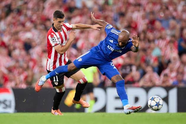 October 22, 2025, Bilbao, Vizcaya, SPAIN: Gorka Guruzeta of Athletic Club competes for the ball with Kevin Medina of Qarabag FK during the UEFA Champions League 2025-26 League Phase MD3 match between Athletic Club and Qarabag FK at San Mames on October 22, 2025, in Bilbao, Spain. Bilbao SPAIN - ZUMAa181 20251022_zaa_a181_091 Copyright: xRicardoxLarreinax