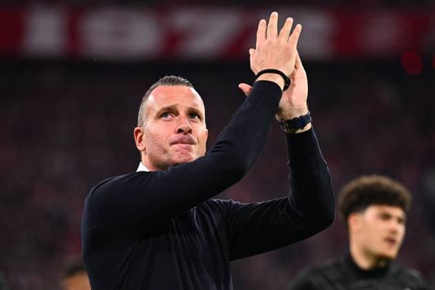 Bayern Munchen v Club Brugge - UEFA Champions League MUNICH, GERMANY - OCTOBER 22 : Hayen Nicky head coach of Club Brugge greeting the supporters during the UEFA Champions League 2025 26 League Phase MD3 match between Bayern Munchen and Club Brugge on October 22, 2025 in Munich, Germany, 22 10 2025 Munich Germany  Copyright: xTomasxSiskx