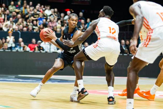22 10 2025, xomx, Basketball BKT EuroCup, NINERS Chemnitz London Lions v l Kameron Mcgusty London Lions on the ball in a duel with Amadou Sow Niners Chemnitz Chemnitz