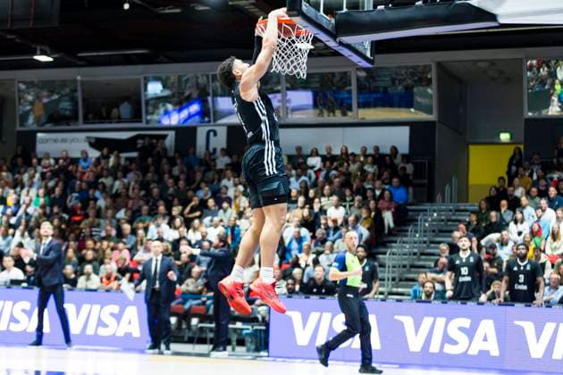 22 10 2025, xomx, Basketball BKT EuroCup, NINERS Chemnitz London Lions v l Dunking Joel Scott London Lions Chemnitz