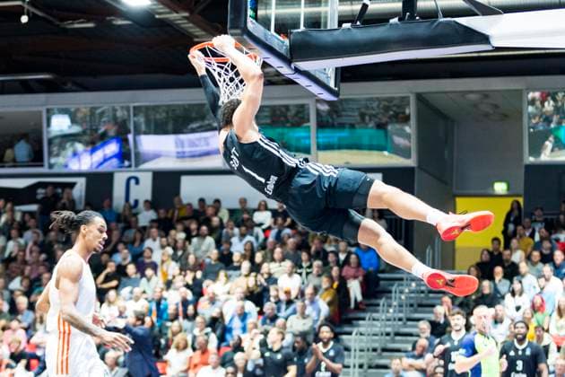 22 10 2025, xomx, Basketball BKT EuroCup, NINERS Chemnitz London Lions v l Dunking Joel Scott London Lions Chemnitz