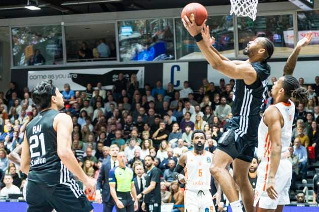 22 10 2025, xomx, Basketball BKT EuroCup, NINERS Chemnitz London Lions v l Jonathan Williams London Lions on the ball Chemnitz