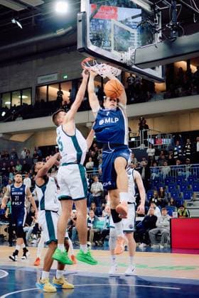 Dusan Neskovic 7 MLP Academics Heidelberg makes a dunk while Ojars Silins 15 Legia Warszawa and Wojciech Tomaszewski 5 Legia Warszawa defend and Mateo Seric 21 MLP Academics Heidelberg watches Basketball Champions League MLP Academics Heidelberg - Legia Warszawa, 22 10 2025 at SNP Dome, Heidelberg Dusan Neskovic 7 MLP Academics Heidelberg makes dunk Copyright: xSpeedshotx
