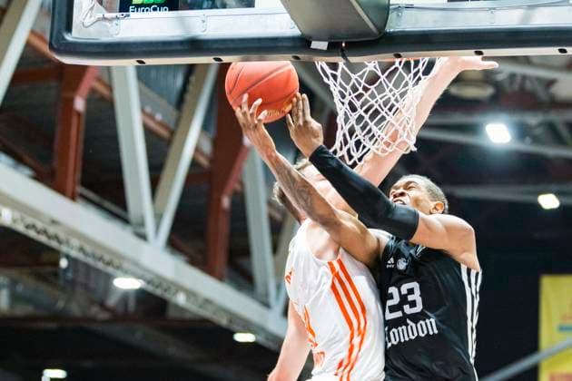 22 10 2025, xomx, Basketball BKT EuroCup, NINERS Chemnitz London Lions v l Kameron Mcgusty London Lions on the ball in a duel with Robbie Beran Niners Chemnitz Chemnitz