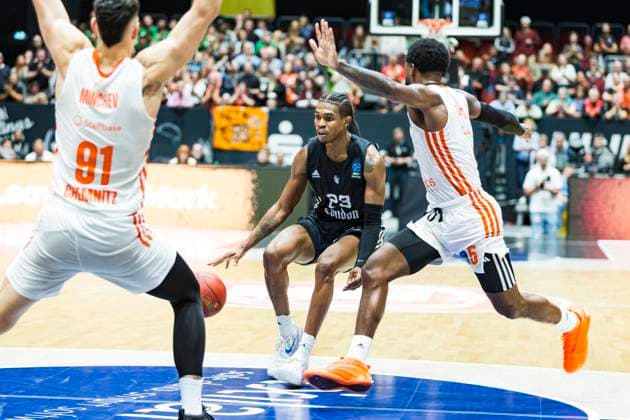 22 10 2025, xomx, Basketball BKT EuroCup, NINERS Chemnitz London Lions v l Kameron Mcgusty London Lions on the ball Yordan Minchev Niners Chemnitz Chemnitz