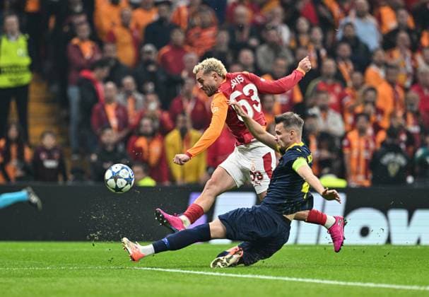 Galatasaray v Bodo Glimt - UEFA Champions League ISTANBUL, TURKIYE - OCTOBER 22: Baris Alper Yilmaz of Galatasaray in action against Odin Bjortuft of Bodo Glimt during the UEFA Champions League third-week football match between Galatasaray and Bodo Glimt at RAMS Park in Istanbul, Turkiye on October 22, 2025. Elif Öztürk Anadolu Istanbul Turkey. Editorial use only. Please get in touch for any other usage.  Copyright: x2025xAnadoluxElifxÖztürkx