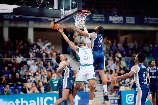 Marcus Weathers 00, MLP Academics Heidelberg and Jayvon Graves 0 Legia Warszawa at the basket Basketball Champions League MLP Academics Heidelberg - Legia Warszawa, 22 10 2025 at SNP Dome, Heidelberg Basketball Champions League MLP Academics Heidelberg - Legia Warszawa, 22 10 2025 at SNP Dome, Heidelberg Game scene at the basket Copyright: xSpeedshotx