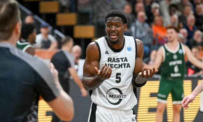 TJ Bamba RASTA Vechta, 05 discusses with the referee RASTA Vechta vs Sporting CP , Basketballl, FIBA European Cup, Matchday 2, Season 2025 2026, 22 10 2025, RASTA Vechta vs Sporting CP, Basketball, FIBA European Cup, Matchday 2, Season 2025 2026, 22 10 2025 Vechta Copyright: xEibner-Pressefoto RobertxGertzenx EP_RGN