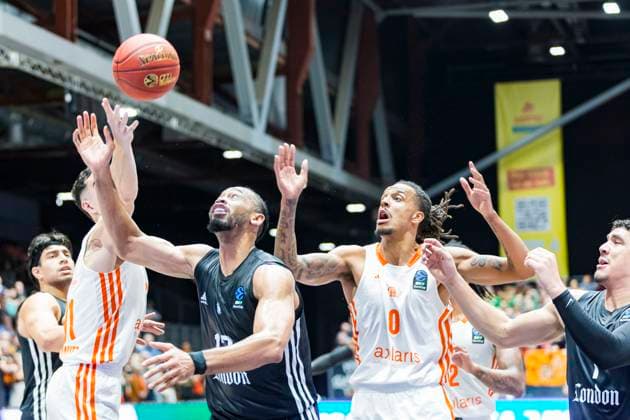 22 10 2025, xomx, Basketball BKT EuroCup, NINERS Chemnitz London Lions v l Jonathan Williams London Lions on the ball Chemnitz