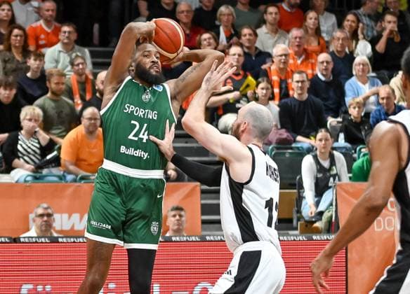 Malik Morgan Sportzing CP, 24 on the ball against Tommy Kuhse RASTA Vechta, 12 RASTA Vechta vs Sporting CP , Basketball, FIBA European Cup, Matchday 2, Season 2025 2026, 22 10 2025, RASTA Vechta vs Sporting CP, Basketball, FIBA European Cup, Matchday 2, Season 2025 2026, 22 10 2025 Vechta Copyright: xEibner-Pressefoto RobertxGertzenx EP_RGN