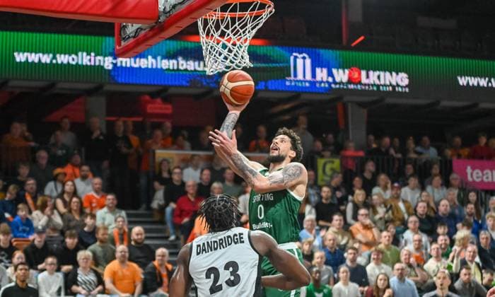 Brandon Johns Sporting CP, 00 under the basket RASTA Vechta vs Sporting CP , Basketball, FIBA European Cup, Matchday 2, Season 2025 2026, 22 10 2025, RASTA Vechta vs Sporting CP, Basketball, FIBA European Cup, Matchday 2, Season 2025 2026, 22 10 2025 Vechta Copyright: xEibner-Pressefoto RobertxGertzenx EP_RGN