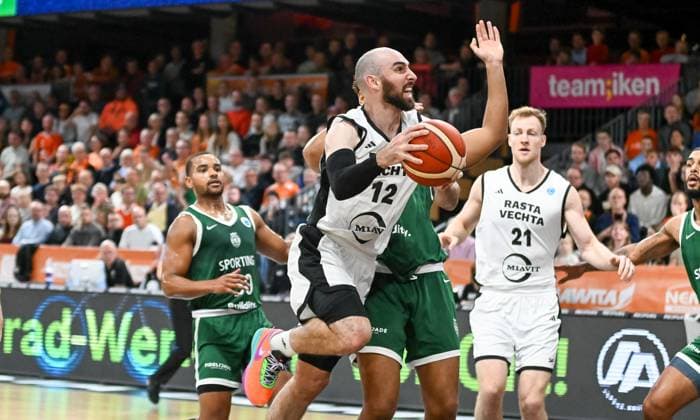 Tommy Kuhse RASTA Vechta, 12 energetic on the way to the basket RASTA Vechta vs Sporting CP , Basketball, FIBA European Cup, Matchday 2, Season 2025 2026, 22 10 2025, RASTA Vechta vs Sporting CP, Basketball, FIBA European Cup, Matchday 2, Season 2025 2026, 22 10 2025 Vechta Copyright: xEibner-Pressefoto RobertxGertzenx EP_RGN