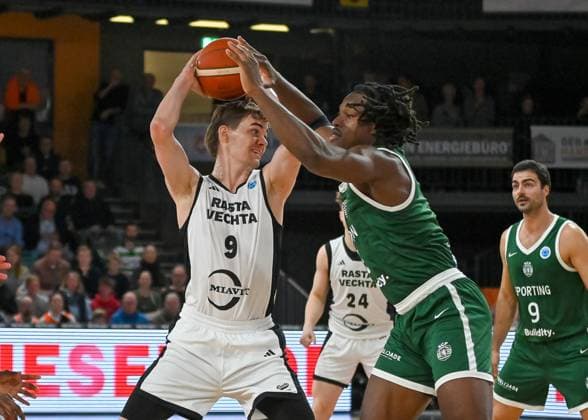 Joschka Ferner RASTA Vechta, 09 on the ball RASTA Vechta vs Sporting CP , Basketball, FIBA European Cup, Matchday 2, Season 2025 2026, 22 10 2025, RASTA Vechta vs Sporting CP, Basketball, FIBA European Cup, Matchday 2, Season 2025 2026, 22 10 2025 Vechta Copyright: xEibner-Pressefoto RobertxGertzenx EP_RGN
