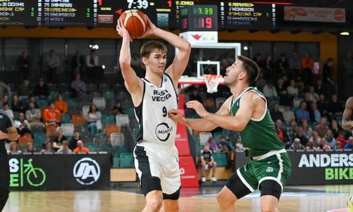 Joschka Ferner RASTA Vechta, 09 on the ball against Francisco Amarante Sporting CP, 06 RASTA Vechta vs Sporting CP , Basketball, FIBA European Cup, Matchday 2, Season 2025 2026, 22 10 2025, RASTA Vechta vs Sporting CP, Basketball, FIBA European Cup, Matchday 2, Season 2025 2026, 22 10 2025 Vechta Copyright: xEibner-Pressefoto RobertxGertzenx EP_RGN