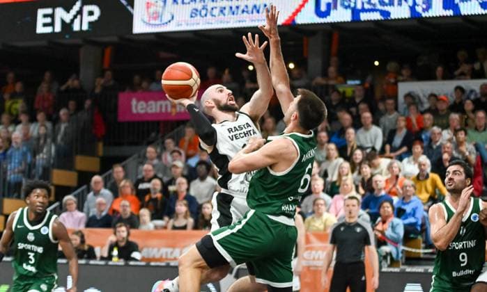 Tommy Kuhse RASTA Vechta, 12 vs Francisco Amarante Sporting CP, 06 RASTA Vechta vs Sporting CP , Basketballl, FIBA European Cup, Matchday 2, Season 2025 2026, 22 10 2025, RASTA Vechta vs Sporting CP, Basketball, FIBA European Cup, Matchday 2, Season 2025 2026, 22 10 2025 Vechta Copyright: xEibner-Pressefoto RobertxGertzenx EP_RGN
