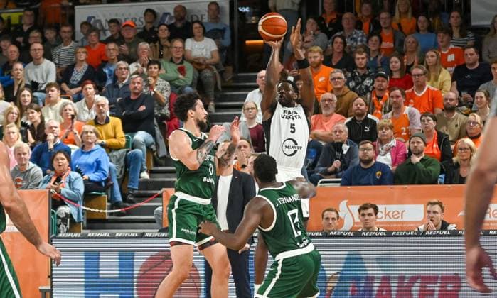 TJ Bamba Rasta Vechta, 05 on the throw RASTA Vechta vs Sporting CP , Basketball, FIBA European Cup, Matchday 2, Season 2025 2026, 22 10 2025, RASTA Vechta vs Sporting CP, Basketball, FIBA European Cup, Matchday 2, Season 2025 2026, 22 10 2025 Vechta Copyright: xEibner-Pressefoto RobertxGertzenx EP_RGN