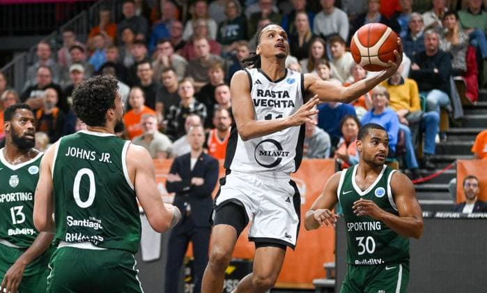 Alonzo Verge Jr RASTA Vechta, 11 vs Brandon Johns Sporting CP, 00 and Stephan Swenson Sporting CP, 30 RASTA Vechta vs Sporting CP , Basketballl, FIBA European Cup, Matchday 2, Season 2025 2026, 22 10 2025, RASTA Vechta vs Sporting CP, Basketball, FIBA European Cup, Matchday 2, Season 2025 2026, 22 10 2025 Vechta Copyright: xEibner-Pressefoto RobertxGertzenx EP_RGN