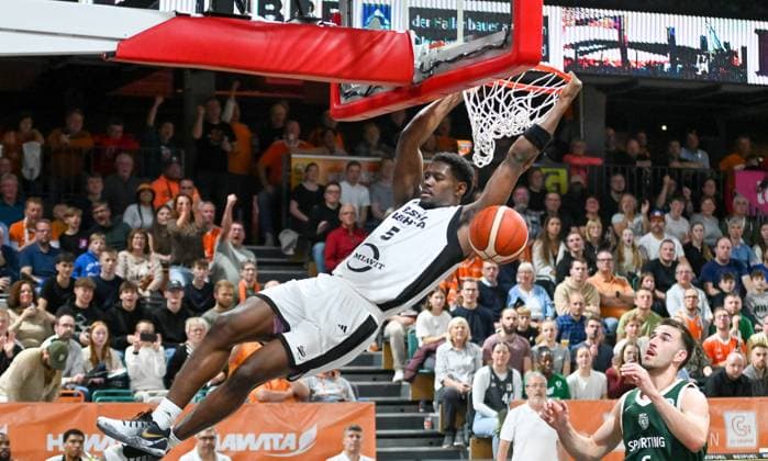 TJ Bamba RASTA Vechta, 05 dunking RASTA Vechta vs Sporting CP , Basketball, FIBA European Cup, Matchday 2, Season 2025 2026, 22 10 2025, RASTA Vechta vs Sporting CP, Basketball, FIBA European Cup, Matchday 2, Season 2025 2026, 22 10 2025 Vechta Copyright: xEibner-Pressefoto RobertxGertzenx EP_RGN