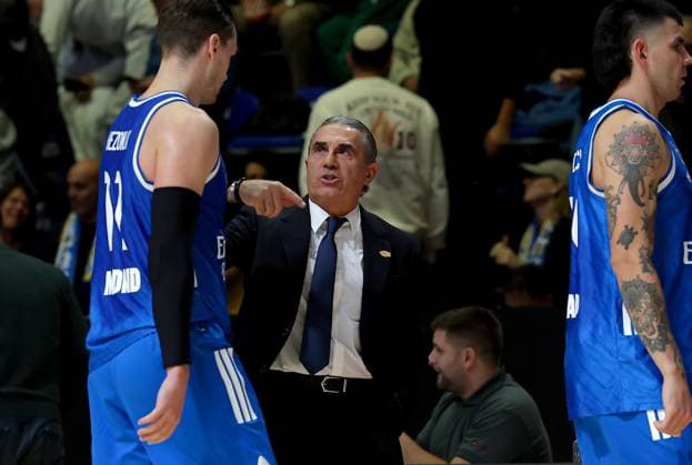 Maccabi Tel-Aviv v Real Madrid, Euroleague, season 2025 2026, round 6 Belgrade, Serbia. 22th Oct, 2025. Real Madrid s Mario Hezonja and head coach Sergio Scariolo during the Euroleague basketball match between Maccabi Tel-Aviv and Real Madrid on October 22. 2025. in Belgrade, Serbia. Belgrade Serbia Copyright: xPedjaxMilosavljevic STARSPORTx