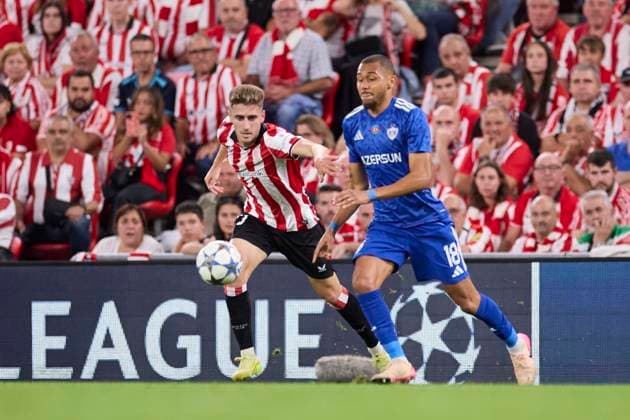 October 22, 2025, Bilbao, Vizcaya, SPAIN: Robert Navarro of Athletic Club competes for the ball with Dani Bolt of Qarabag FK during the UEFA Champions League 2025-26 League Phase MD3 match between Athletic Club and Qarabag FK at San Mames on October 22, 2025, in Bilbao, Spain. Bilbao SPAIN - ZUMAa181 20251022_zaa_a181_095 Copyright: xRicardoxLarreinax