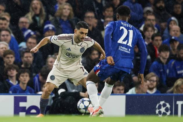 LONDON - (l-r) Raul Moro of Ajax, Jorrel Hato of Chelsea FC during the UEFA Champions League match between Chelsea FC and AFC Ajax at Stamford Bridge on October 22, 2025, in London, United Kingdom. ANP MAURICE VAN STEEN UEFA Champions League 2025-2026 xVIxANPxSportx xxANPxIVx 539987619 originalFilename: 539987619.jpg
