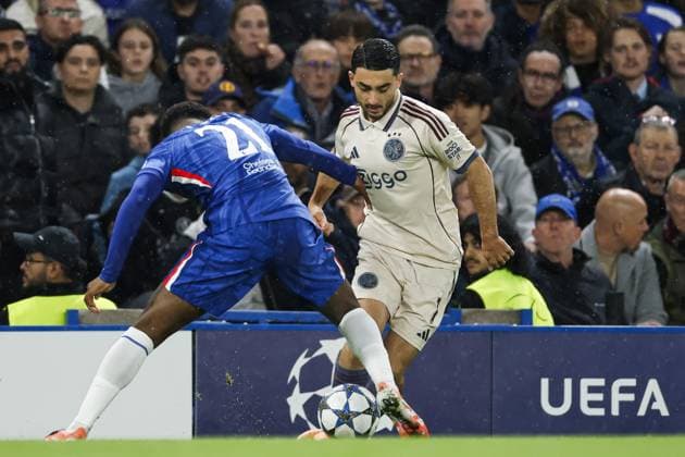 LONDON - (l-r) Jorrel Hato of Chelsea FC, Raul Moro of Ajax during the UEFA Champions League match between Chelsea FC and AFC Ajax at Stamford Bridge on October 22, 2025, in London, United Kingdom. ANP MAURICE VAN STEEN UEFA Champions League 2025-2026 xVIxANPxSportx xxANPxIVx 539987665 originalFilename: 539987665.jpg