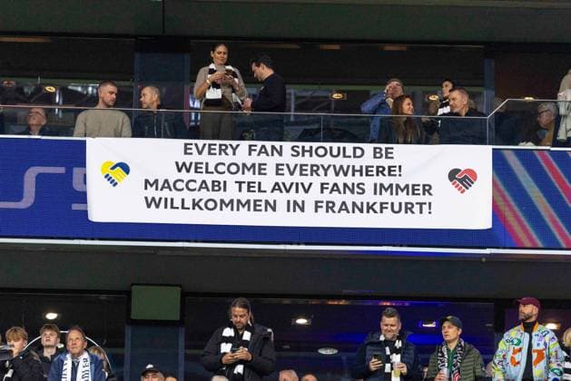UEFA Champions League Matchday 3 of 8 Eintracht Frankfurt v Liverpool Eintracht Frankfurt hold up a banner in support of Maccabi Tel Aviv fans during the UEFA Champions League Matchday 3 of 8 Eintracht Frankfurt vs Liverpool at Deutsche Bank Park, Frankfurt, Germany, 22nd October 2025 (Photo by Ian Stephen News Images) Copyright: xIanxStephen NewsxImagesx
