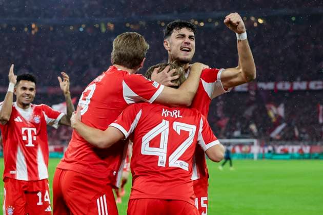 Lennart Karl (FC Bayern Muenchen) bejubelt seinen Treffer zum 1:0 mit Harry Kane (FC Bayern Muenchen) und Aleksandar Pavlovic (FC Bayern München), UEFA Champions League 2025 26 League Phase MD3, FC Bayern München v Club Brugge KV, Football Arena Munich am 22. October 2025 in Munich, Deutschland. (Foto von Marco Steinbrenner DeFodi Images) Lennart Karl (FC Bayern Muenchen) celebrates after scoring his teams first goal with Harry Kane (FC Bayern Muenchen) and Aleksandar Pavlovic (FC Bayern München), UEFA Champions League 2025 26 League Phase MD3, FC Bayern München v Club Brugge KV, Football Arena Munich, October 22, 2025 in Munich, Germany. (Photo by Marco Steinbrenner DeFodi Images) Lennart Karl FC Bayern Muenchen celebrates after scoring his teams first goal with Harry Kane FC Bayern Muenchen and Aleksandar Pavlovic FC Bayern München , UEFA Champions League 2025 26 League Phase MD3, FC Bayern München v Club Brugge KV, Football Arena Munich on October 22, 2025 in Munich, Germany Photo by Marco Steinbrenner DeFodi Images Lennart Karl FC Bayern Muenchen celebrates after scoring his teams first goal with Harry Kane FC Bayern Muenchen and Aleksandar Pavlovic FC Bayern München , UEFA Champions League 2025 26 League Phase MD3, FC Bayern München v Club Brugge KV, Football Arena Munich, October 22, 2025 in Munich, Germany Photo by Marco Steinbrenner DeFodi Images