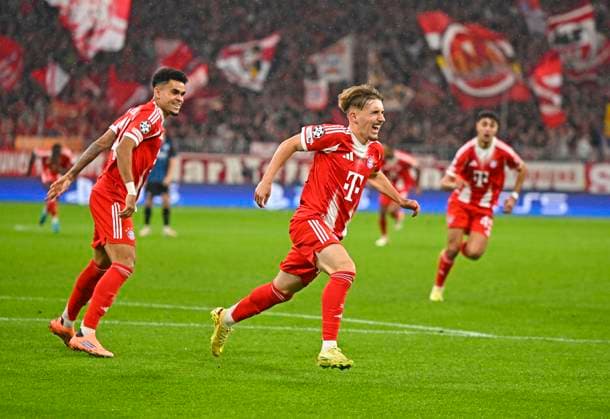 22 10 2025, Football UEFA Championsleague 2025 2026 Preliminary Round 3 Matchday, FC Bayern Munich Club Brugge, in the Allianz Arena Munich f l Luis Diaz FC Bayern Munich , Lennart Karl FC Bayern Munich and Aleksandar Pavlovic FC Bayern Munich cheer DFL and DFB regulations prohibit any use of photographs as image sequences and or quasi video