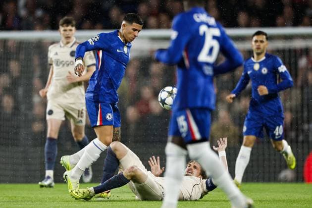 LONDON - (l-r) Enzo Fernandez of Chelsea FC, Kenneth Taylor of Ajax during the UEFA Champions League match between Chelsea FC and AFC Ajax at Stamford Bridge on October 22, 2025, in London, United Kingdom. ANP MAURICE VAN STEEN UEFA Champions League 2025-2026 xVIxANPxSportx xxANPxIVx 539987712 originalFilename: 539987712.jpg