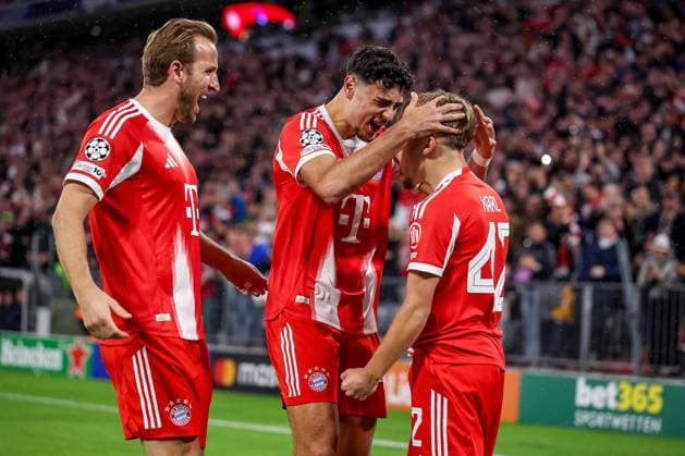 22 10 2025, Football, UEFA Champions League, FC Bayern München Club Brugge, Allianz Arena, Season 2025 2026 Goal celebration after the goal to 1 0 by scorer Lennart Karl FC Bayern Muenchen 42 together with Aleksandar Pavlovic FC Bayern Muenchen 45 Harry Kane FC Bayern Muenchen 09 Regulations prohibit any use of photographs as image sequences and or quasi video Bayern Germany